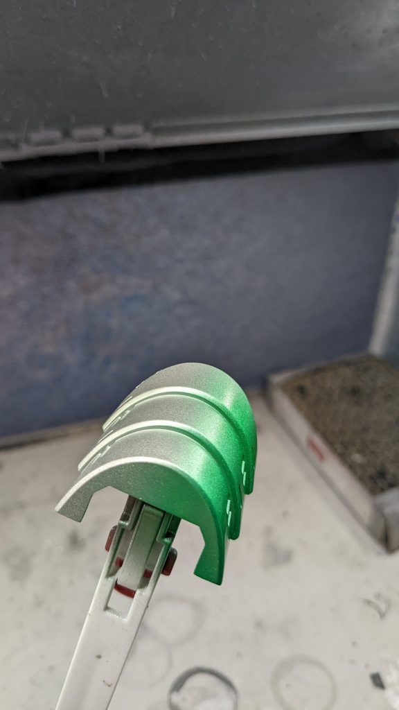 パールホワイト部分以外は基本サフの上にメタリック塗料の直塗装をしましたが、肩の緑部分だけクリアーグリーンの塗料がたまたまあったのでキャンディー塗装の練習に使いました。下地はホワイトシルバー。