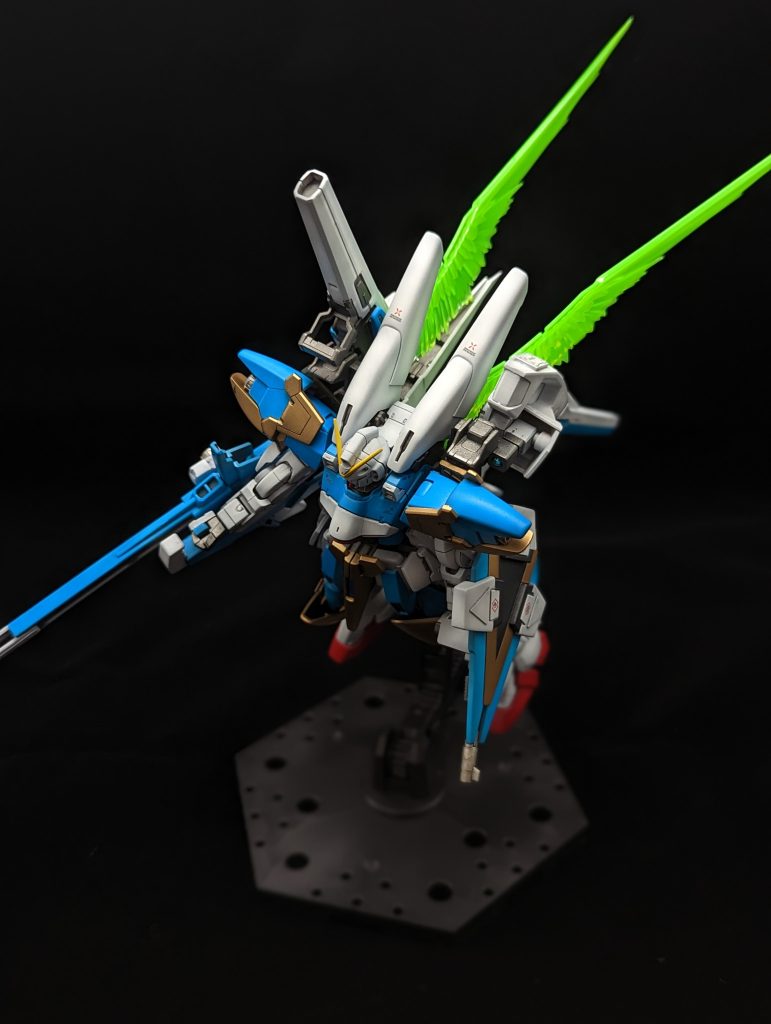 光の翼エフェクトを持っていないので・・・RGサザビーの余剰パーツを代用しました。