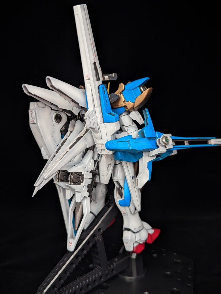 背面に接続したセカンドVのメガ・ビーム・シールドですが、遠隔操作できる支援メカの想定です。（ハロが操作してるかも？）