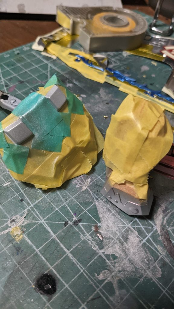 マスキングが必要だったのは両肩鎧の一部と胸部と剣でした。付属のシールは比較的粘着力が弱めだったので、複雑な形状は付属のシールと足りない部分をマスキングで補う形で行うことが出来ました。