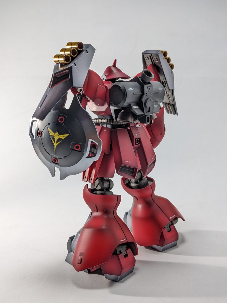 シールド部分は逆シャアのガンダムデカールを使いました。塗り分けはアクリジョンの筆塗りです。