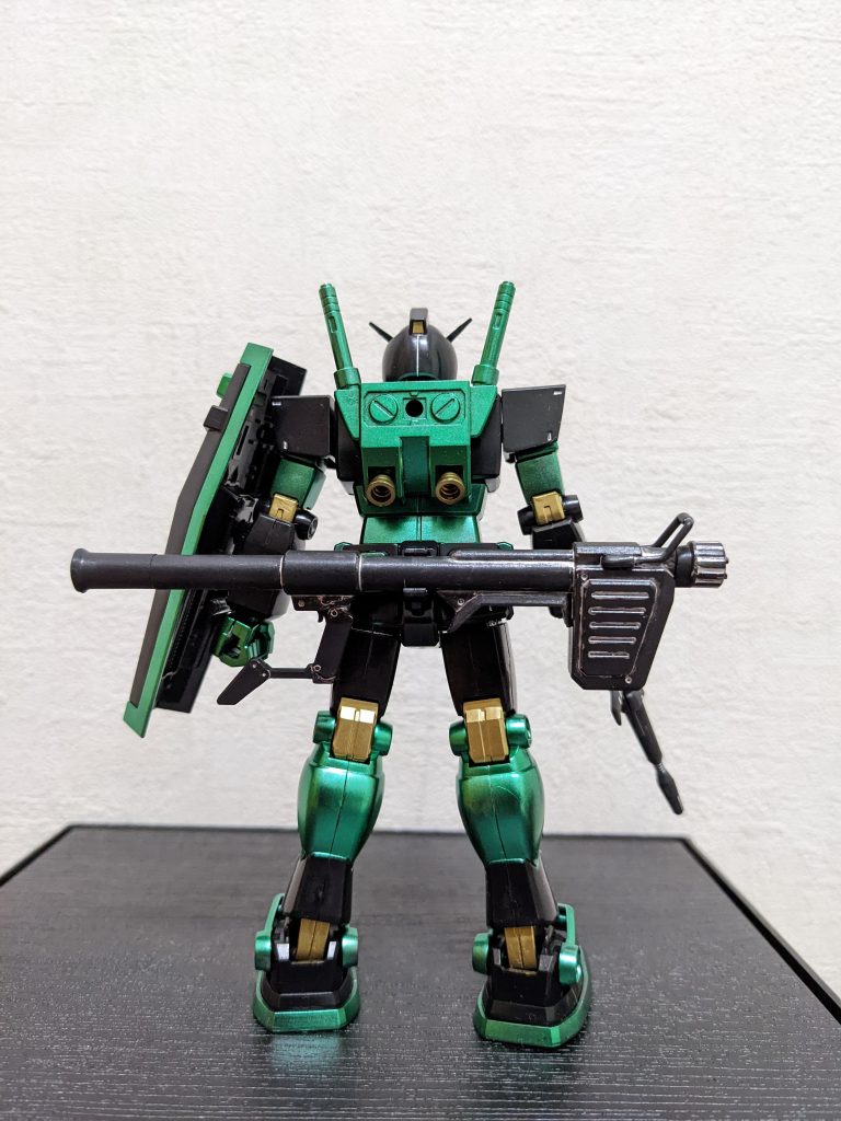 背面関節は、ガンメタだと際立たないのでゴールドに。黒も「本体はグロス、ライフルとバズーカはマット」で分けてみました。