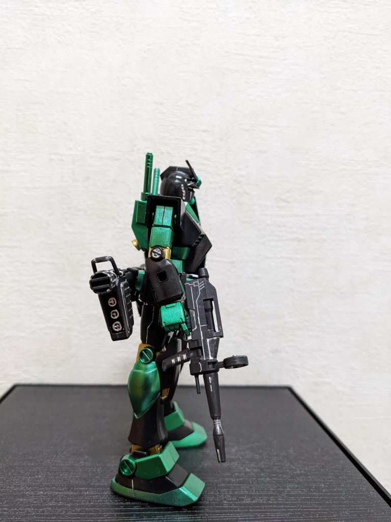 右側面買っちまってから「さて、どんな色で塗るかな🤔」と思いつつ、🍺飲みながらネット見てたら、限定ガンプラの「サーキュレーションカラー」見つけて、カッコよ!!😆と思い、その方向性で突き進むことにしました!!今回はさらに実験的に「黒字にシャインシルバーでスミ入れ」をやってみましたが、効果のほどはいかがでしょう❓フツーに塗装する用のを薄めずにやったので、綿棒いっぱい使っちゃいました😅