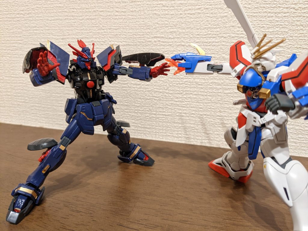 以前作成したＨＧゴッドガンダムと並べて。ＩＦの最終回を妄想して、こんな感じのフィンガー対決いいな～と思っての記念写真。