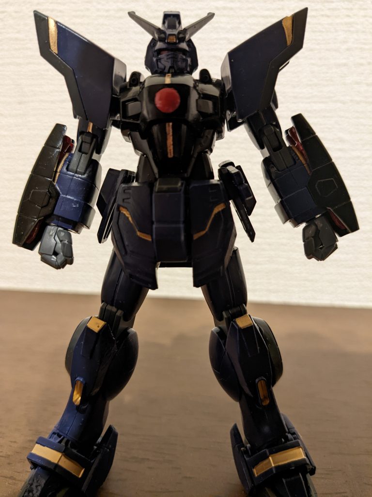 正面から。こうして見ると、本当にシャイニングガンダムそのものなんですが、色を変えるだけでここまでイメージ変わるものなんですね。