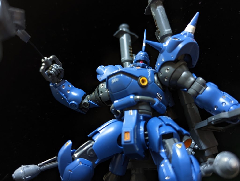 下からのアオリで。武器がモリモリなので迫力あります