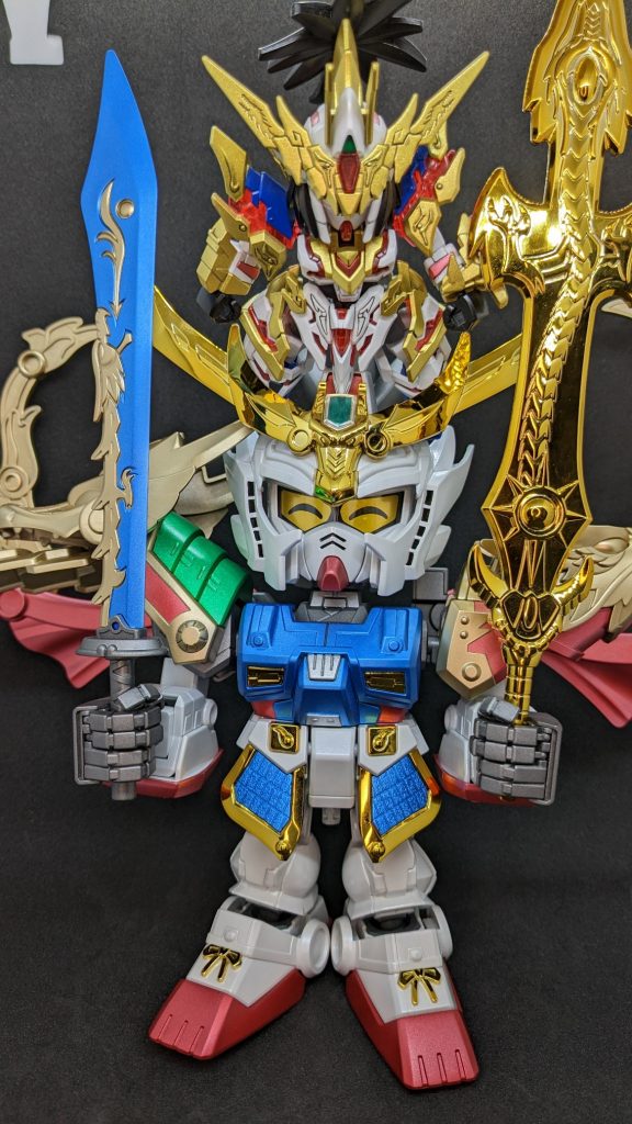 笑い瞳顔で、このキットの売りの一つ。後ろのレバーを引いて回すと頭の内部で瞳が半回転して表情を変えることが出来ます。