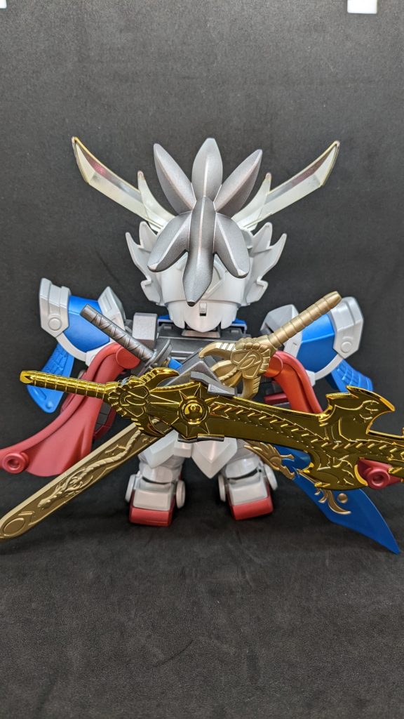 後ろから一枚、三本の剣を全て背中にマウントすることが出来ます。手前の剣は全体が金メッキの豪華仕様でした。本体グレー部分と髪の毛はガンメタで塗装してます。