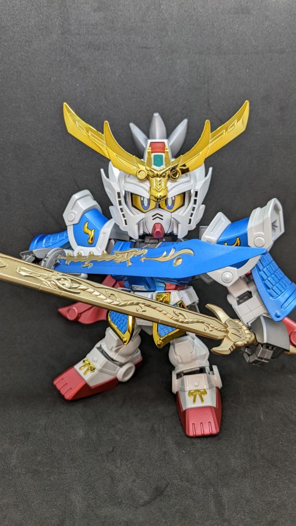 通常正面から、メタリックカラーは全てＧＸカラーの原色、ゴールドはガイアのＥＸゴールドで塗装してます。このキット、レバーで瞳を入れ替え出来て、マスク部分を動かすギミックが搭載されてます。