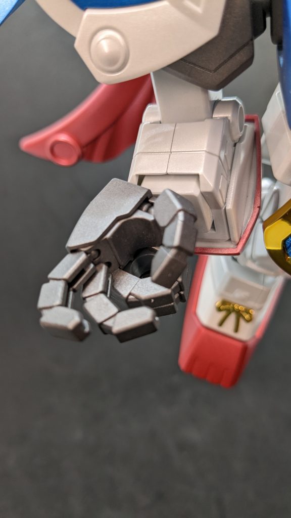 手首アップ、親指から中指までは独立可動します。下二本の指の内部にポリキャップが入っているので上手く調整して塗装すれば剣の持ち手の塗装剥げをある程度防止することも出来ます。無理やりですがピースのポーズも出来ます。