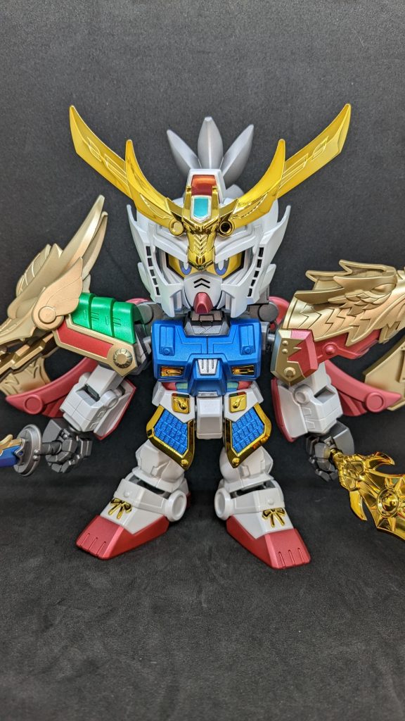 三位一体モード！両肩の鎧の造形が派手派手です。そして追加武装の羽パーツが全く写真に収まりきってません。伸ばすとＭＧガンダムが横に二体並ぶ程に横幅があります・・・。