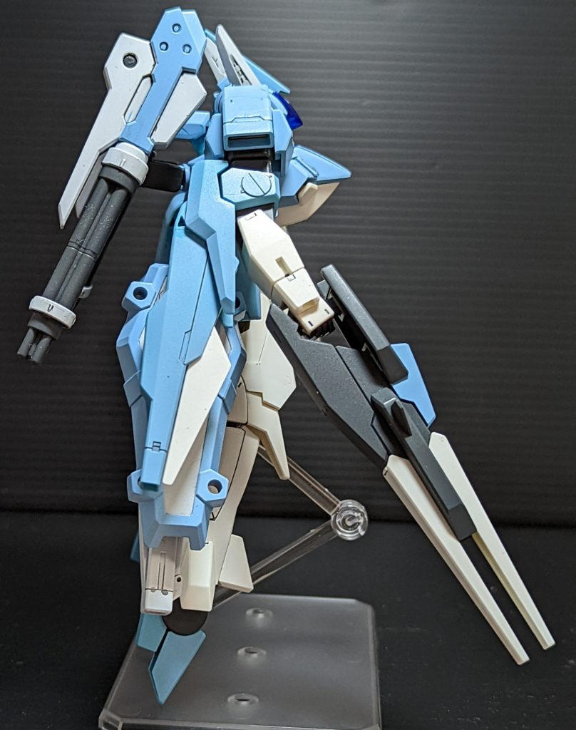 左右でシールドの形状が違います。