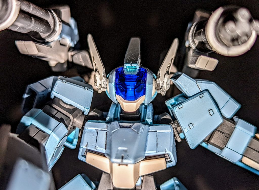 胸部はプラパンで加工しています。顔面は耳アンテナ追加。よく見るとツインアイですが