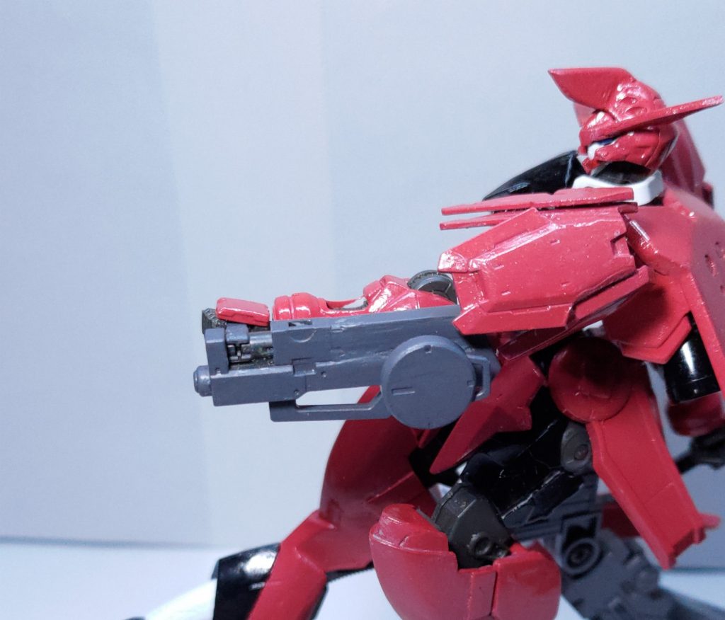 左腕部には、ショートライフルを装備しています。基本的には、シュヴァルベグレイズ ( ガエリオ機 ) のライフルと同型だと思っていただいていいです。近接戦闘を主軸に戦闘しながら、牽制およびプルーマなどのMAサポートを破壊することを目的として装備しています。