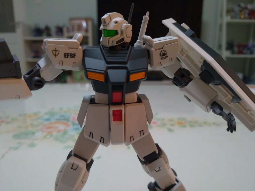 本体はメイビーブルーにしたら凄く引き締まりました！でもこれって青ではなく黒色なのでは！？黄色はキャラクターイエローですが連邦系の黄色は純粋な黄色より山吹色のが似合いますね♪スミ入れは流し込みタイプを使ってましたが拭き取る際、余計な所まで拭き取ってしまうので毎回ストレスでした。そこで今回はガンダムマーカー スミいれペンを買ってみました。細い溝にはスミ入れ出来ないけど、しっかり線が引けるので自分にはこちらが合っています。