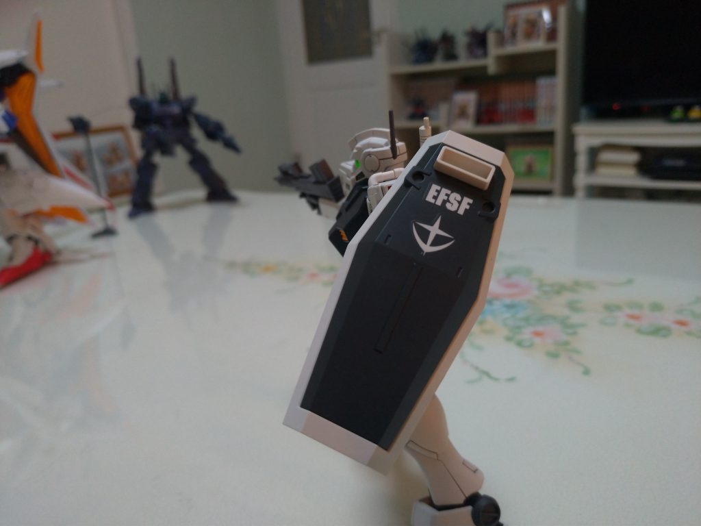 デカールは肩に付属のシールとシールドにはデカールをポイント程度に！狙撃感が出てますね。