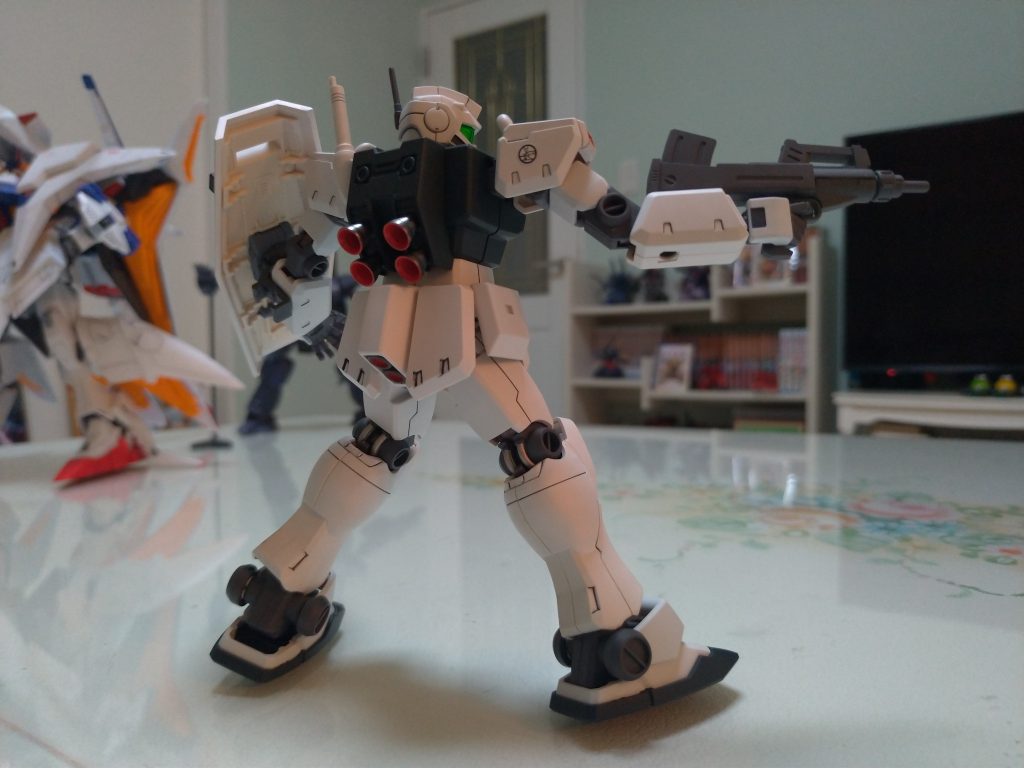 今回はポージング、塗装、スミ入れ、デカール貼りと全て満足出来る作品が出来ました。ガンプラって昔の作品でも手間暇かければ特別な一台になるのでとても面白いですね！次は、最近話題のガンダムルエアリアル…ではなく、ガンダムルブリスを作ってみようと思います！とても作り易いとのことなので今から楽しみです♪