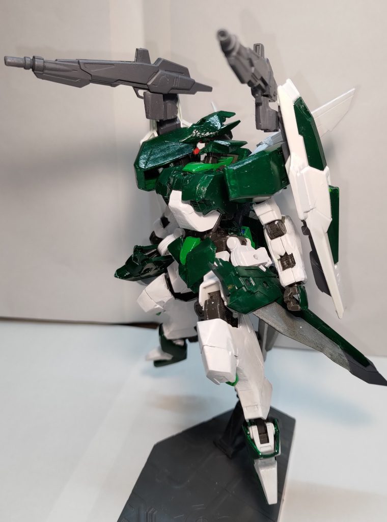 前作との比較も楽しんでほしいと思い、ほぼ同じ格好で画像を掲載しております。どこを改修したのかも楽しんでいただけると幸いです。前作と違い、両肩のバインダーシールドは巡航形態での主翼ではないですが、追加兵装として両肩にライフルを装備しております。