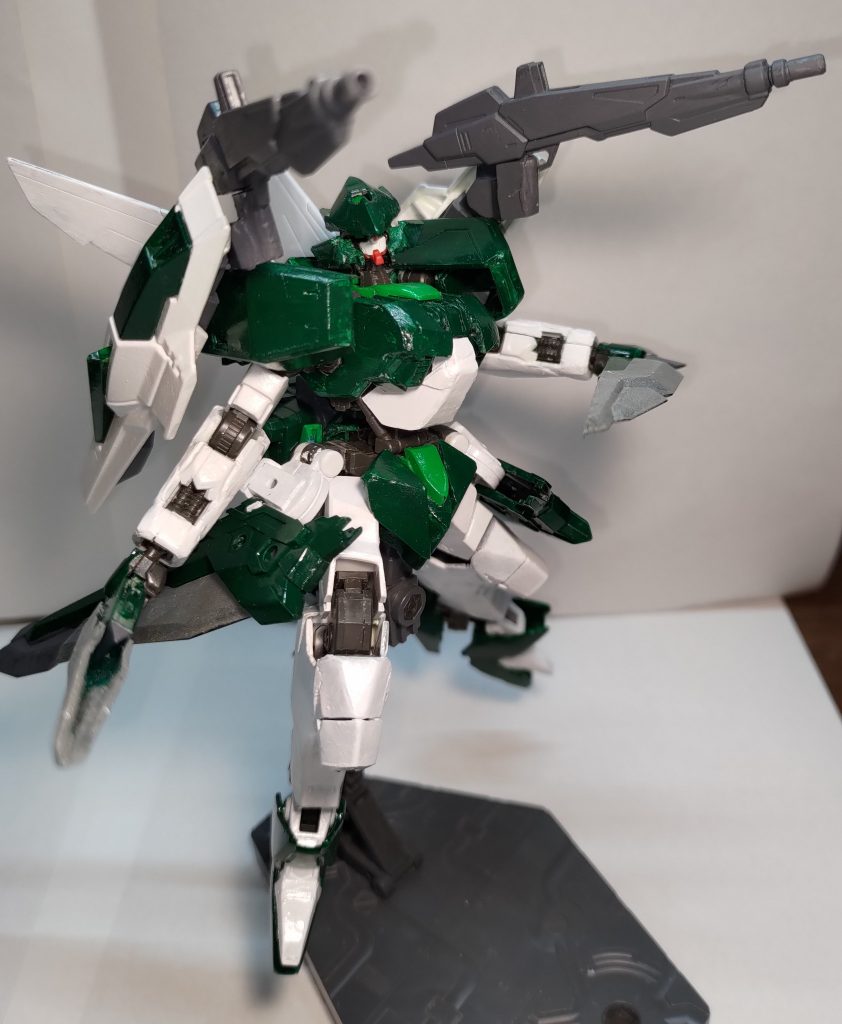 腰部後方には、前作から引き続きベリアルナイフを装備しておりますが、追加の刃をつけてやや大型化しました。