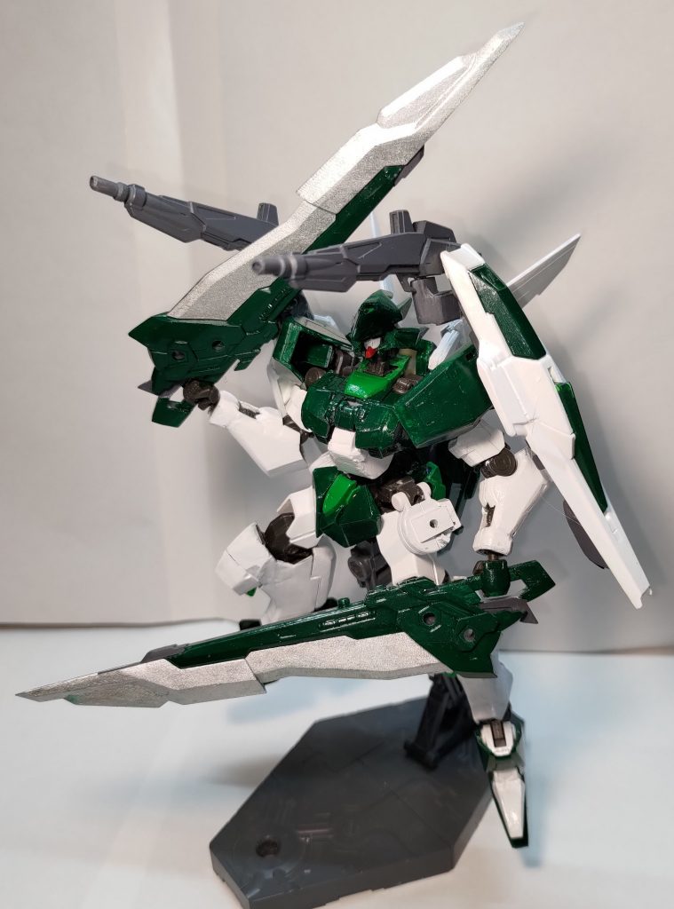 腰横のブレイドを外し、ベリアルナイフを差し込むことでベリアルブレイドとなります。前作ではブレイド先端にレールガンがある設定でしたが、今作では火器としての運用はできなくなっております。