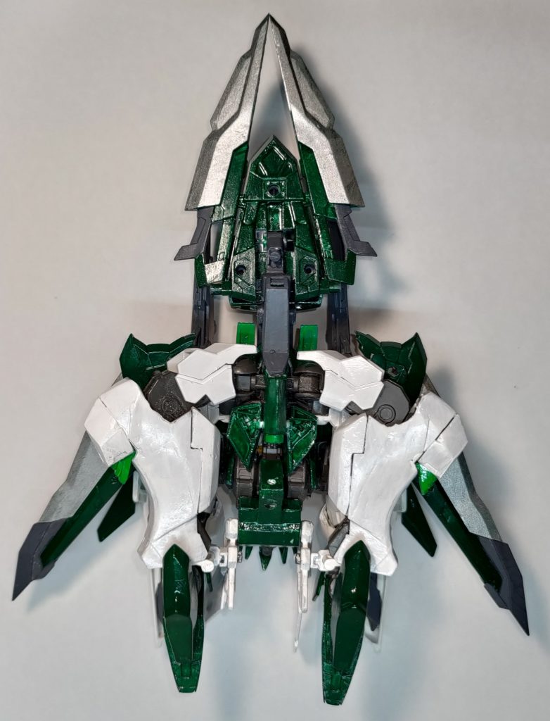 巡航形態の下部になります。ものすごく地味な変化ではあるのですが上半身が下向きだったものが、上向きになっております。その結果、フラウロスと同じ偏見時のコックピット回転ギミックとすることで自然と進行方向を向くことができるようになっているのが満足度高いです。