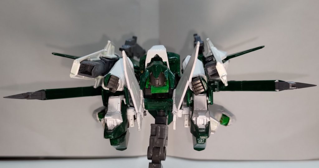 巡航形態を後方から見た状態です。垂直尾翼がある点も航空機に近づいた要素かと思っています。前作では踵部分とバックパックにもスラスターがありました。今作では、大型のバインダーと膝部にスラスターを設定しておりますので、同等の出力と考えてください。また、垂直尾翼の基部に足首部分をはめ込むことで、脚を保持しております。