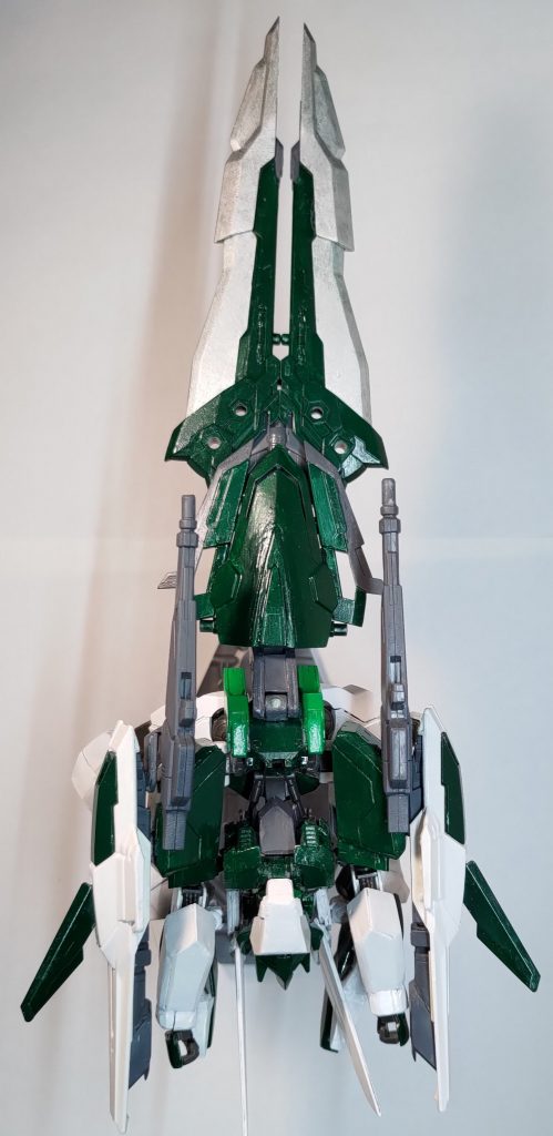 実は、この形態をとることを考えておりませんが、余剰パーツを2つ使用することで、突撃形態になることができます。今作では、機首部分はもちろん、主翼も近接戦闘用の兵装であるため、基本の巡航形態でも十分に突撃が可能であるため、こちらの突撃形態は使用しない想定ですが厄災戦の最後突撃してMAを破壊したというのもアツい展開かなと思っています。