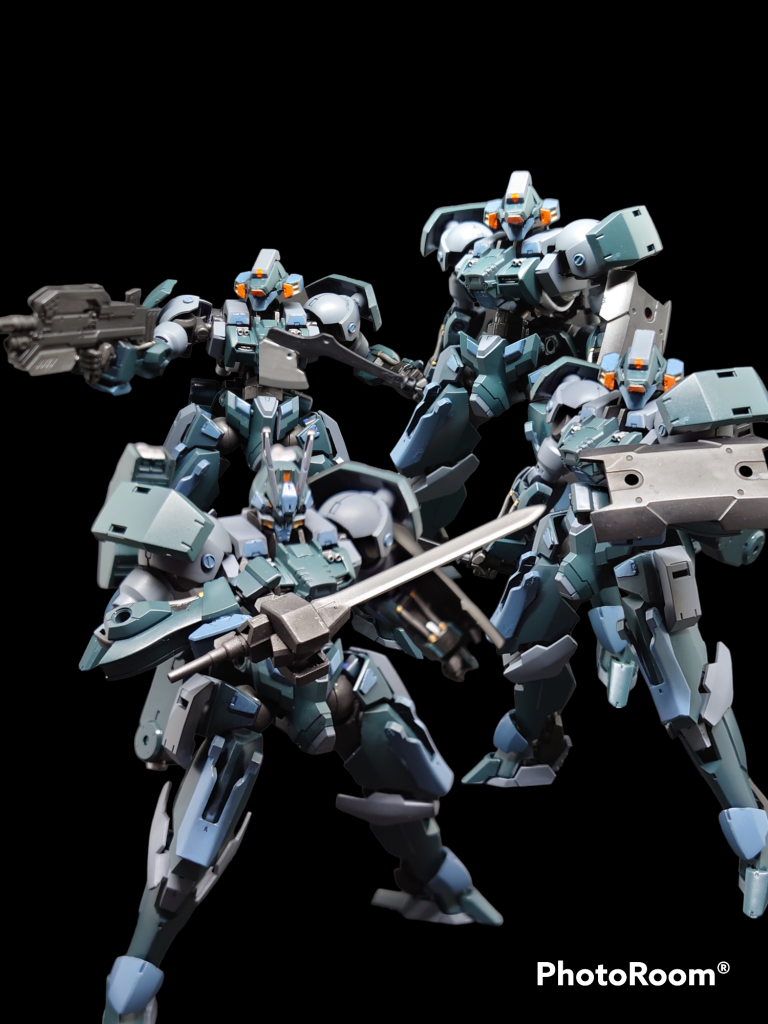 画像編集アプリで加工してムギンレイズと量産試験機を並べて見ましたm(_ _)m 複数並べると迫力があっていいですね(^^)久しぶりに作品を作りましたが今回は上手く仕上がったとおもいますm(_ _)mムギンレイズの閲覧ありがとうございました以上カルシウムボンバーでした(´・ω・`)