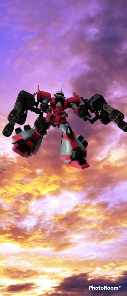 両腕のガトリングで降下しながら敵陣に弾丸の雨を降らせます。「怯えろーっ!竦めーっ!弾丸の雨を喰らえーっ!」