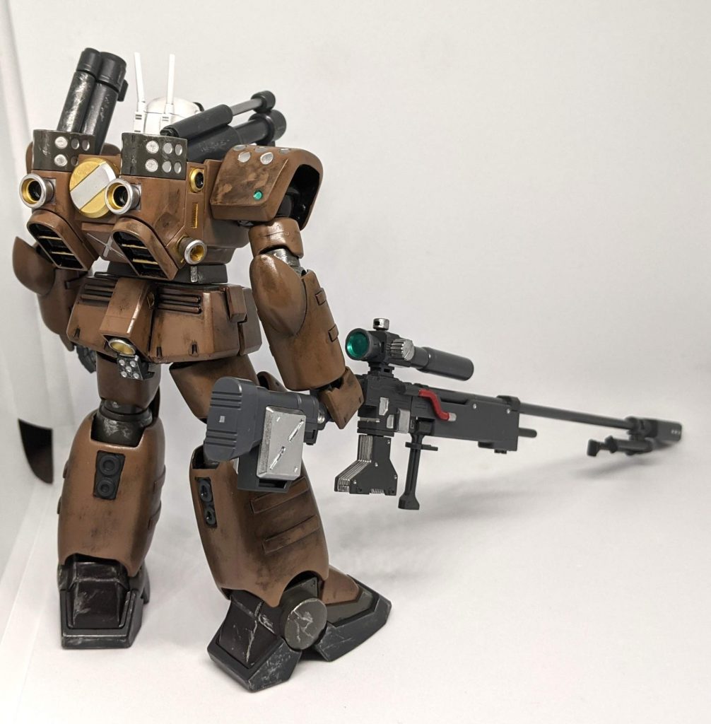 「試作の高出力ロングレンジ・ビーム・ライフルを装備させた量産型ガンキャノン、本機由来の射撃戦に特化したセンサーとの相性が良い事から装備される事となった。」特にこれと言ってネタはありませんが、とりあえず本体に汚し塗装を行い、手元にあったロングレンジ・ビーム・ライフルを持たせてみました。