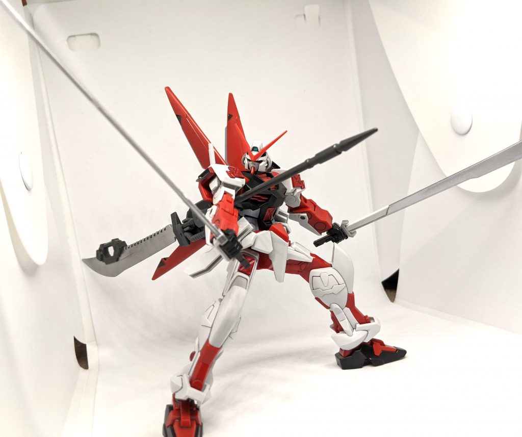 プラモデルオリジナルの対艦刀もそのまま装備、赤いアストレイなだけにレッドフレームを彷彿とさせる戦闘スタイルになります。