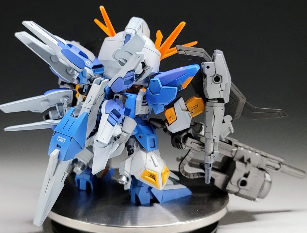 背面シスクードのバインダーめっちゃかっこいいのでこれは絶対だなと。また腕のウイングも見た目かっこいいだけでなく、攻撃的な意味を持たせたかったので裏側にビームライフルを装着。