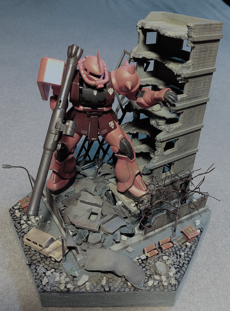 HGのシャアザクを使って久しぶりにジオラマを作ってみました。楽しむために作ったものなので細かいところは気にしていません笑『 やはり、逃げると見せかけてこの市街地で仕掛ける気か。なるほどいい作戦だ。だが、やらせんよ！！ 』とシャアが言ってます。