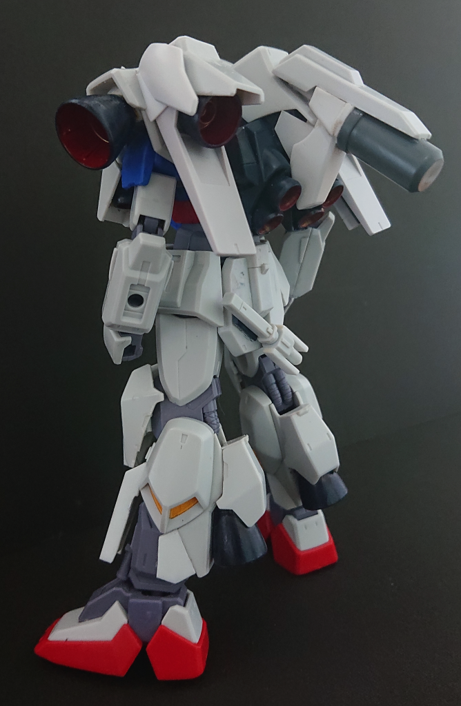 肩部,脚部に大型スラスターを増設し、また大型化したバックパックに小型のプロペラントタンクを備え、可変機にも劣らない推力,加速性になっている