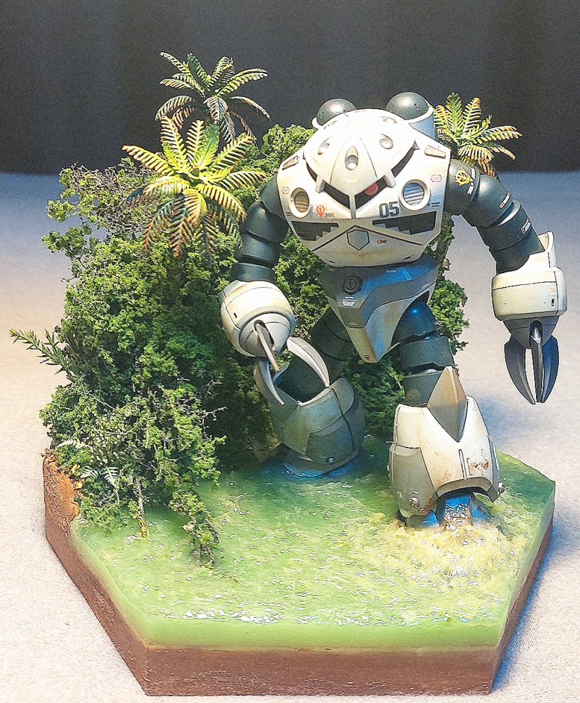 南米アマゾン川流域にあるジャブロー、一人の兵士がミッションを遂行すべく、アマゾン川の支流を上流へと進軍中である(所属する駐屯地よりの無線)『ハヤト伍長、聞こえるか?そこから10km先が工作員部隊との合流地点になる。合流後、連邦のジャブロー基地を奇襲、工作員が基地潜入したらお前は速やかに撤収しろ。今回の奇襲戦は今後の戦況を左右する重要な任務だ、だがもう一つ、お前に重要な任務を与える。よく聞け、生きて帰ってこい、これが一番重要な任務だ。お前が好きなビールを冷やして、待っててやる。わかったな、必ず生きてここに帰ってこい!』