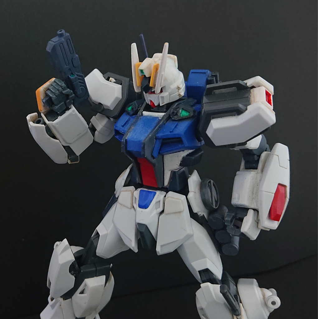 ビームライフルショーティー ストライクEにも装備されている同型の小型ビームライフル。右アーマーに装備されている ハンドグレネード 左アーマーに装備されているグレネード。3つ備えられている 頭部4連装バルカン&胸部バルカン ミサイル迎撃や牽制に用いられる武装