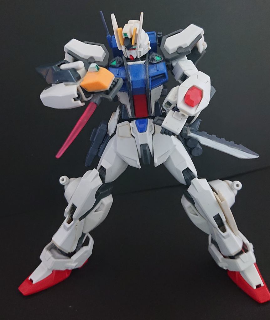 ビームダガー&ヒートナイフ リアアーマーと左足部各所に装備されている格闘専用武装。フェイスシフト装甲にも対応できるようにビームダガーが装備されている