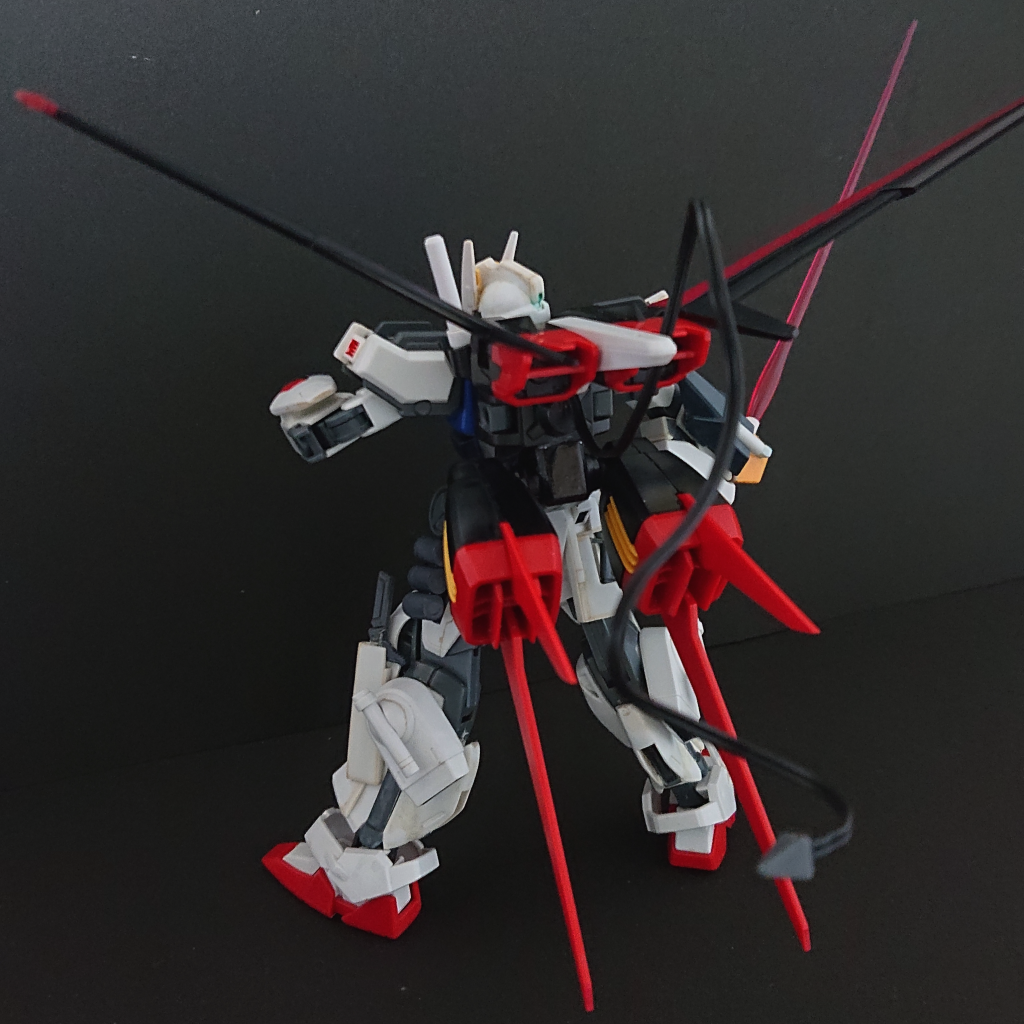 本機専用に調整したエールストライカー 通常のエールストライカーより大型し出力が向上している他、中央部はノワールストライカーの部位を使用していることにより、アンカーランチャーが使用可能となっている