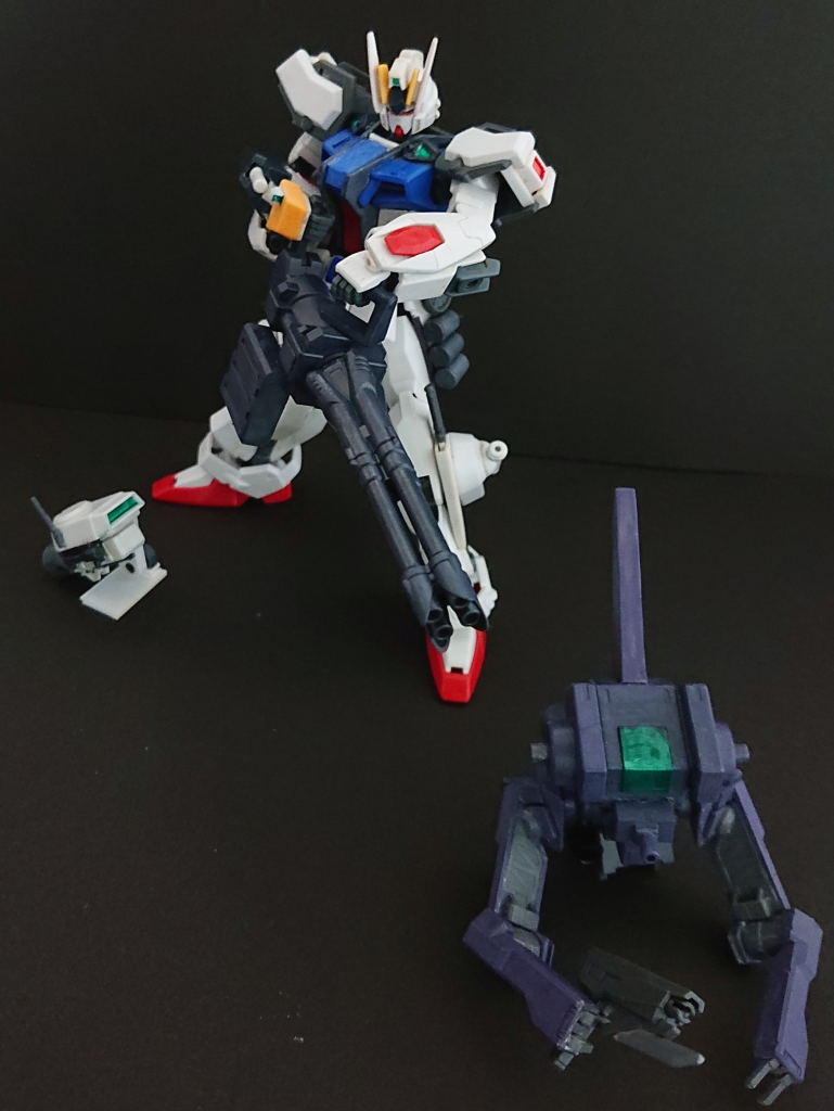 2機の遠隔無人支援機によるサポートを行うストライカー。機動兵装ポットやドラグーンを参考にされている タートル(グレー)による支援攻撃、ラビット(白)による偵察を行う