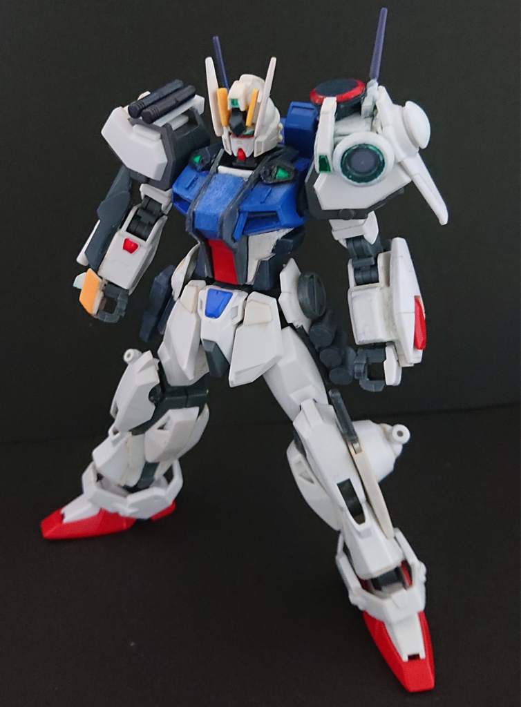 アシストストライカー状態に2連ミサイル(右肩)と複合情報処理ポット(左肩)を装備した状態 複合情報処理ポットは、強化センサーにカメラユニット,ロートドーム,強化アンテナを搭載している