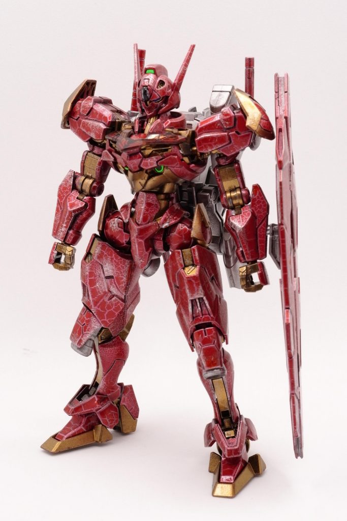 まずですね、キャンディ塗装をやろうと思ったんですね。以下、作業工程です。①下地に光沢の黒(水性ホビーカラー)を塗る②黒の上からシルバー(ファレホのジェラルミン)を吹く③シルバーの上からクリアレッド(水性ホビーカラー)を吹く④途中でクリアレッドが無くなる⑤色が同じだったのでアクリジョンのクリアレッドを吹く⑥感想したらめっちゃひび割れると、このような次第です。