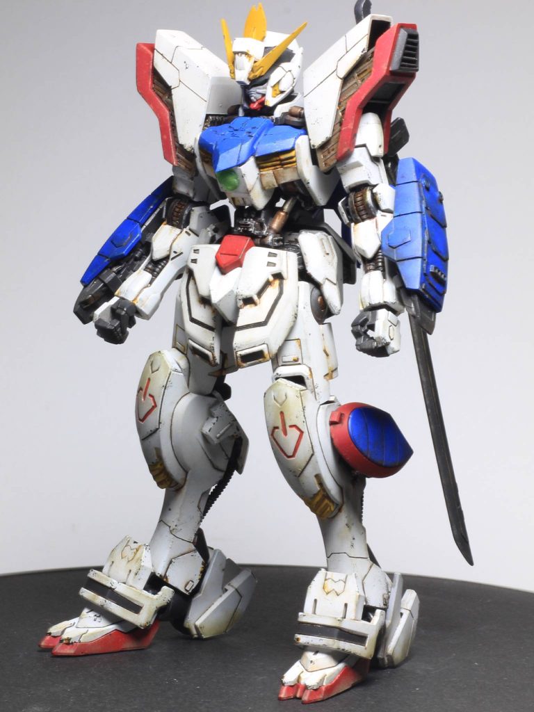 【正面図】鉄血シリーズ終了後、破棄されていたバルバトスを地球で発見されたシャイニングガンダムの機体を使って修復した…という設定で、制作を行いました。その為、バルバトスをメインとし修復部品としてシャイニングガンダムの装甲を身に着けているという事を意識してミキシングしています。