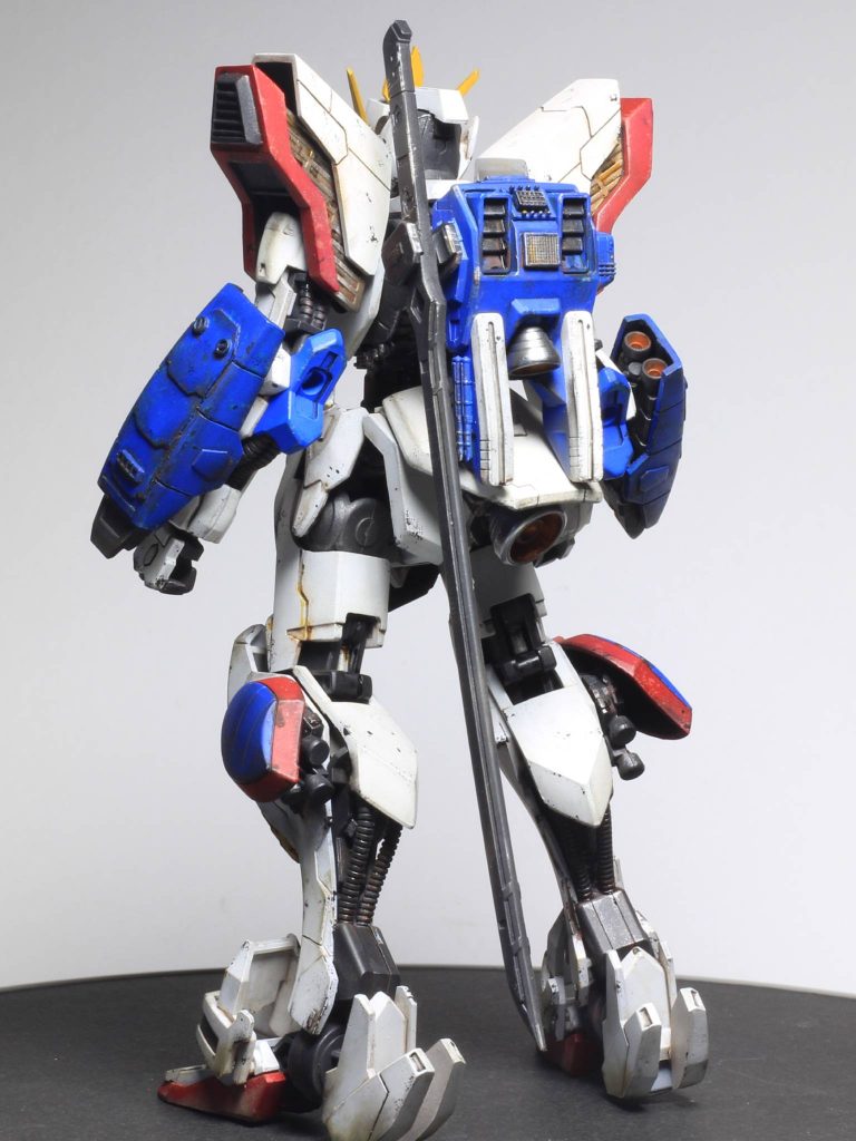 【背面図】背中には唯一の武装「シャイニングフィンガーソード(物理)」を装備。推進力を増す為という理由で腰部に大型のブースターを追加装備させています。