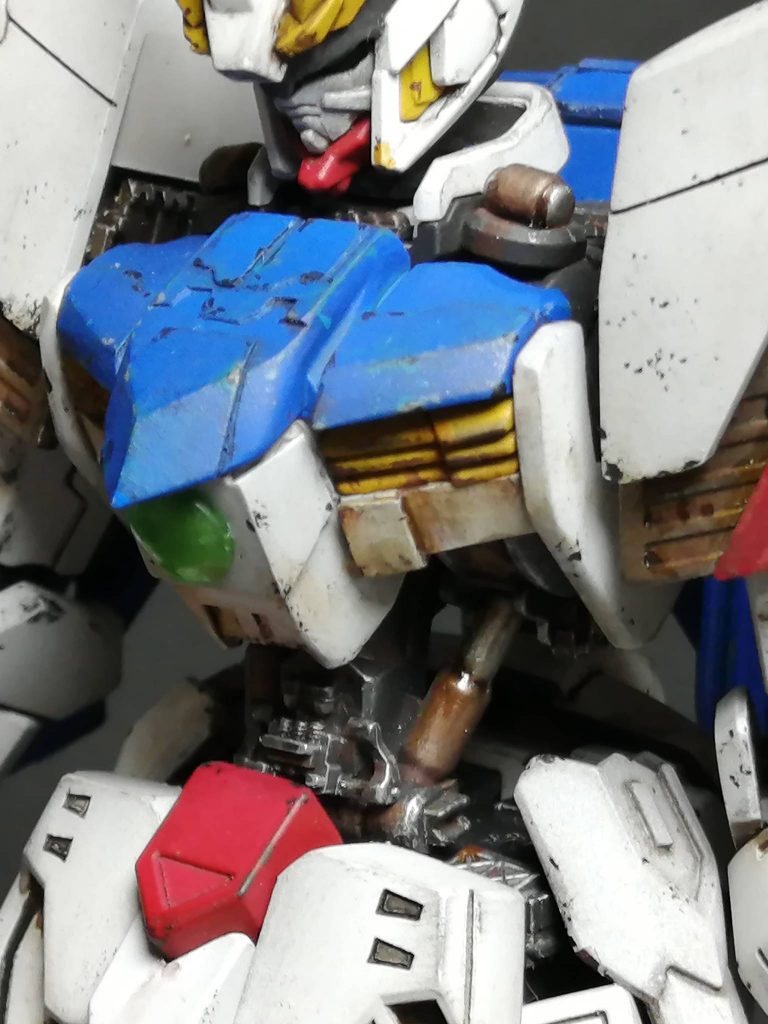 【ウェザリング】全体的に経年劣化が激しいという設定で、ウェザリングはキツめにしてみました。私個人としては鉄血の世界=ウェザリングが映える世界と考えているので、思い切って汚してみました。