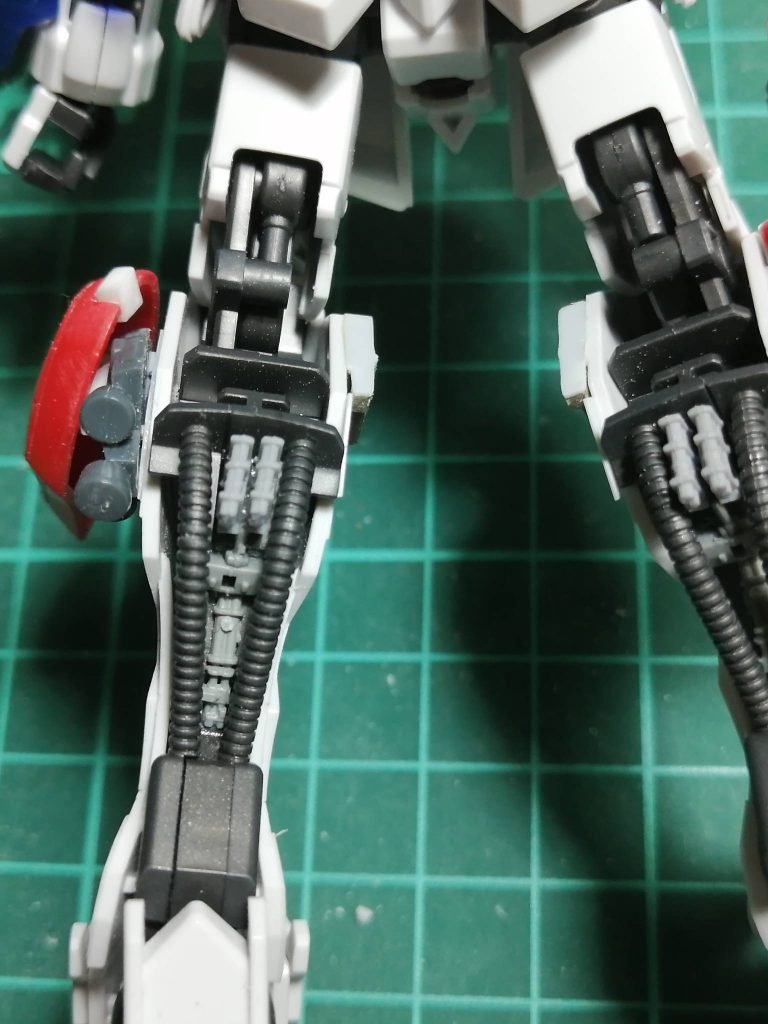 【ディティールアップ】見えないところ・ディティールが空いている所には、艦船模型やAFVキットの部品を付けてあります。ほとんどの部品がのぞき込んだりしないと見えないので、手に取って見てもらった人には分かる…そんな作りにしてあります。