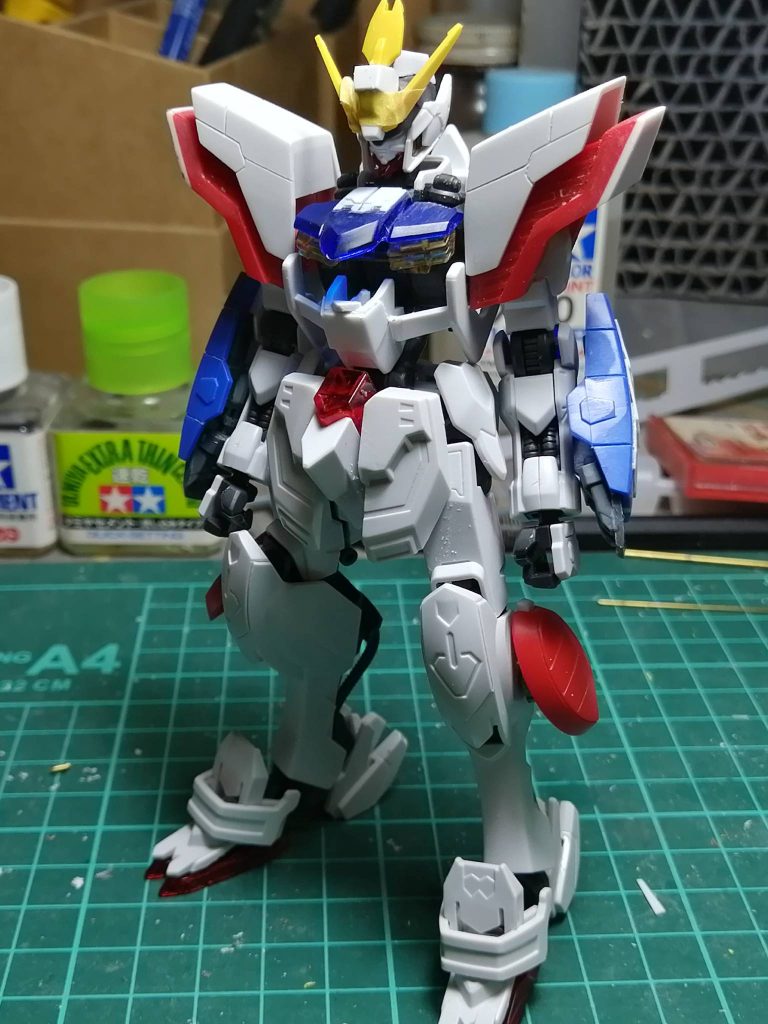 【仮組時】肩と手甲部分は幅増し加工。スジボリやプラ板ででディティールの追加を行っています。