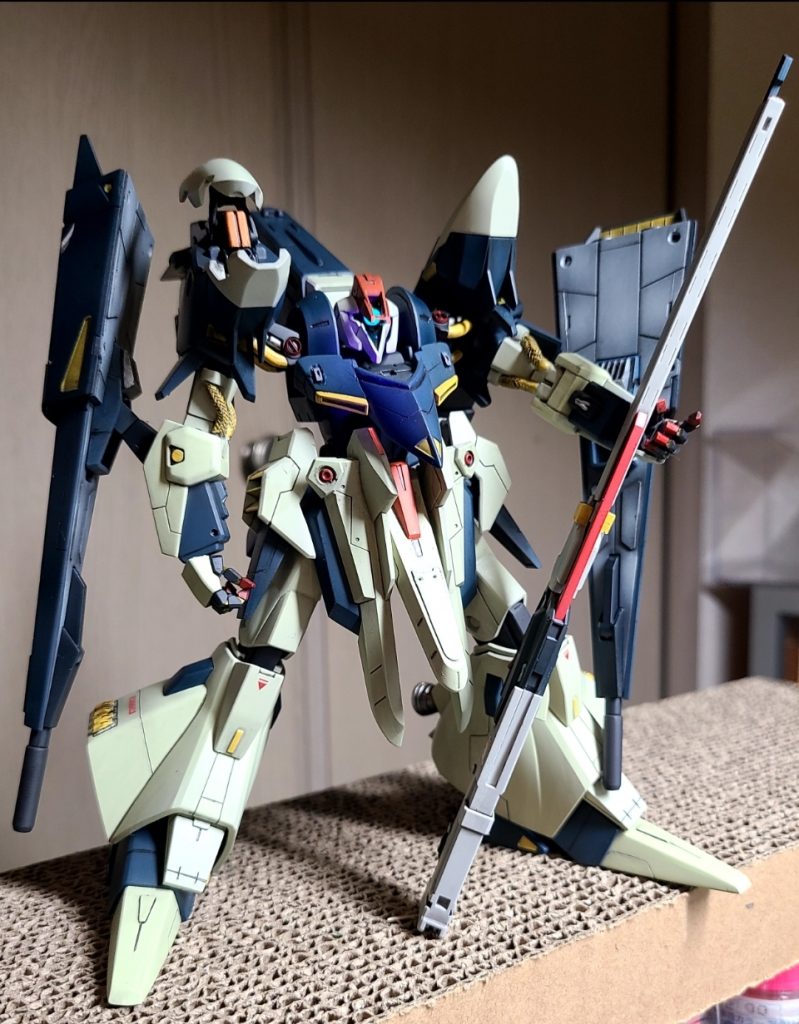 いつもはウェザリングましましで塗装するのですが、今回はできるだけクリーンビルドを意識して、グラデーションもおさえ気味にエアブラシ塗装してみました。なんかヒロイックですね。