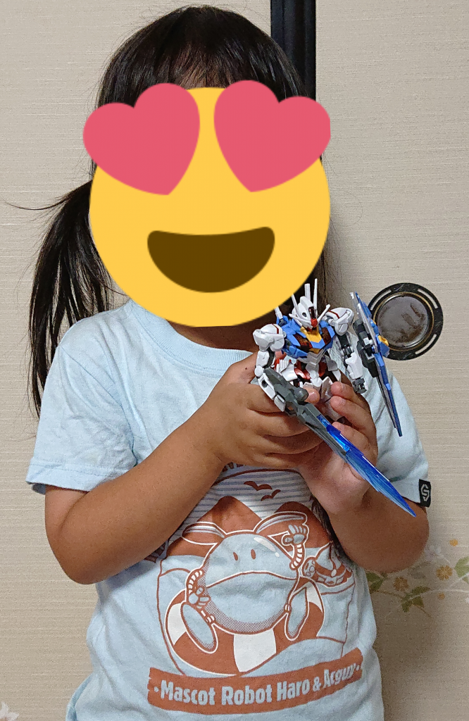 この写真はパチ組直後のものですが、喜んでくれたようで何より。水星の魔女はキャラは可愛いし歌はキャッチーだし、アニメの続きを楽しみにしているようです。