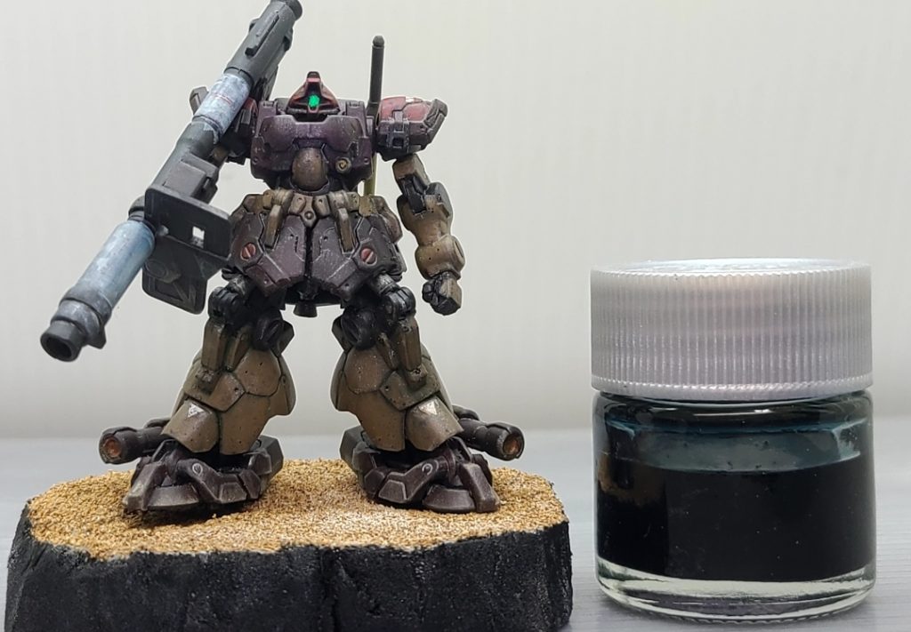 モノアイレールは旧キットのごとくのっぺりとしていますので、任意の位置にピンバイスで開けた浅い穴(というより窪み)に、つま楊枝の先で蛍光グリーンを置きました。ブラックライト等で、小さいながらもグポーン♪します。ちなみに、台座はその辺にあったスタイロフォームでちゃちゃっと。