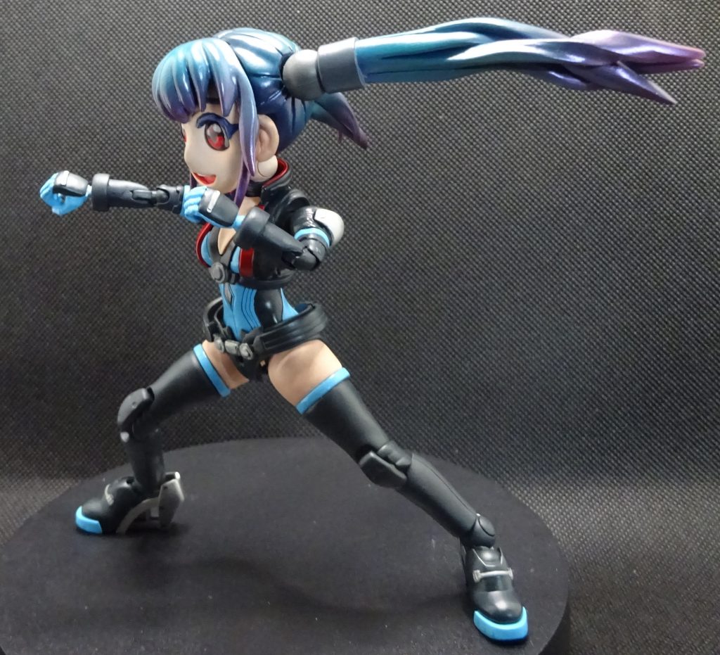 脚を短くして足首の関節も変更してますが このレディコマンダーアリスのキットは元々かなり足付き性は良いですね このような重くて大きな頭をつけていてもしっかり自立します リアルではツインテールはあんまり好みではないのですが今回は動きが出せるのでツインテールでよかったかなと思います 髪を後ろに流すこれだけで少しスピード感が出ますよね?